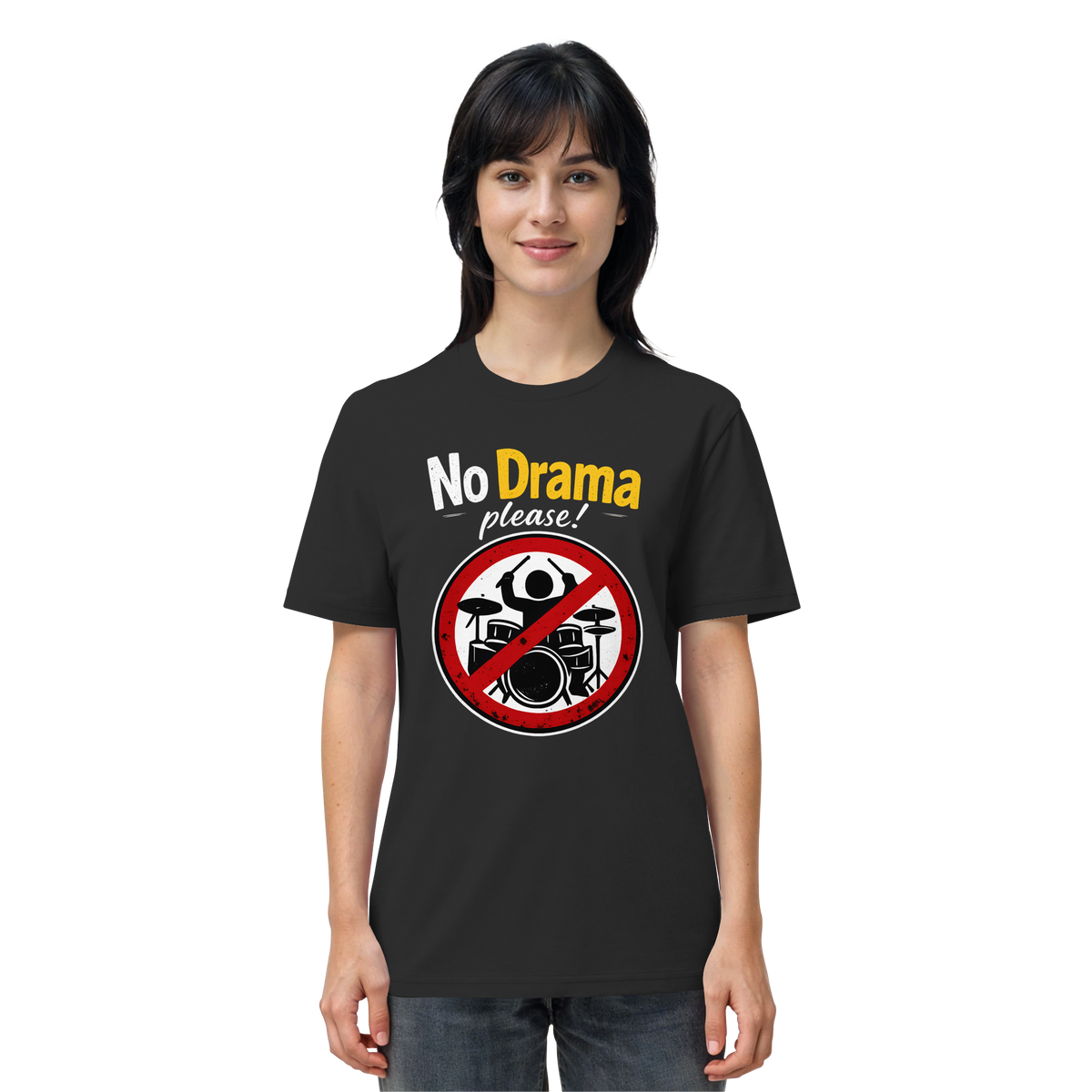 Eine Frau trägt ein T-Shirt aus Bio-Baumwolle mit dem ironischen Spruch: „No drama please!“ | Dating / psychische Gesundheit, auf dem ein Schlagzeug in einem roten Verbotsschild abgebildet ist.