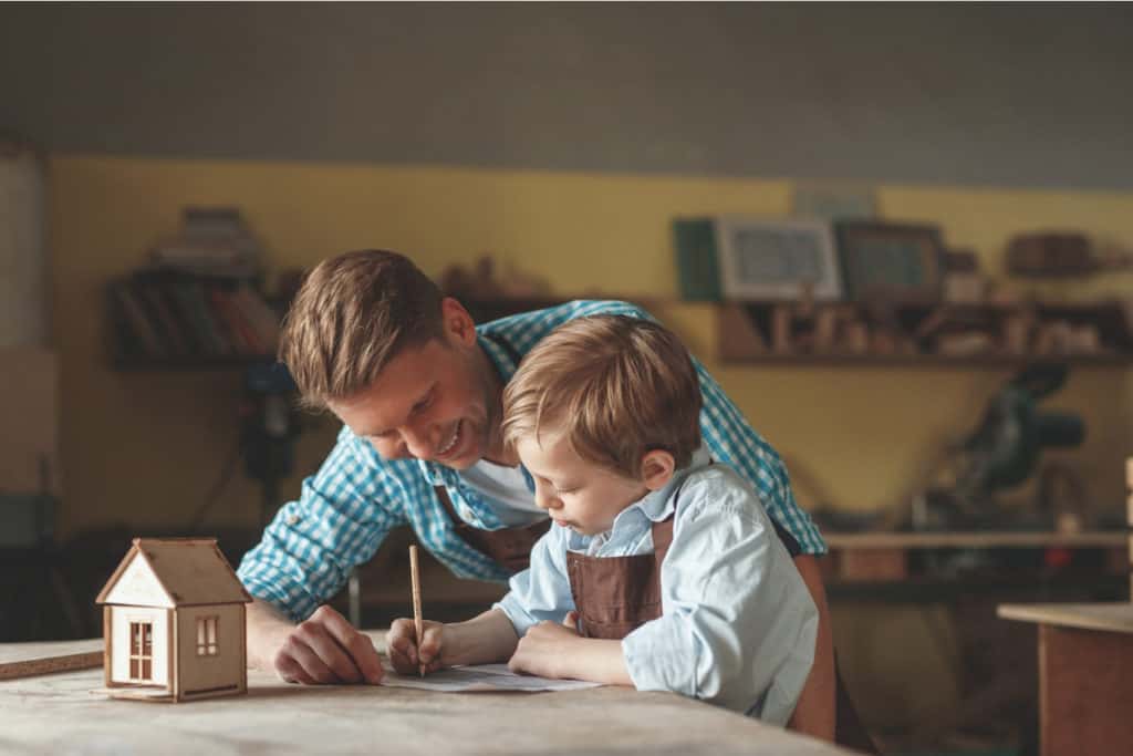 Ein Vater und ein Sohn kreieren Kunstwerke aus Artbookings-Artikeln.