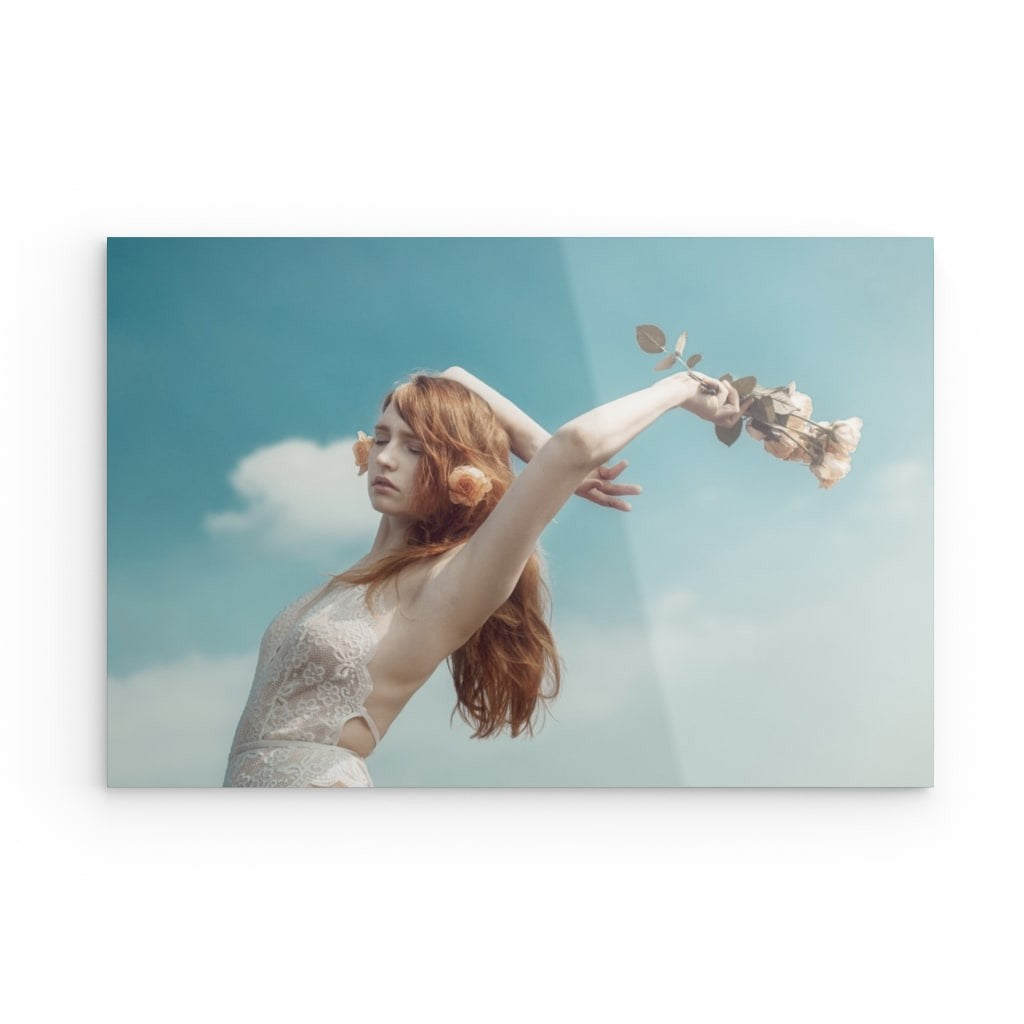 Eine Frau in einem weißen Kleid mit Blumen im Haar, „Roses & Freedom“ – Mid June Photography fängt die Essenz poetischer Schönheit durch atemberaubende Fotografie ein.