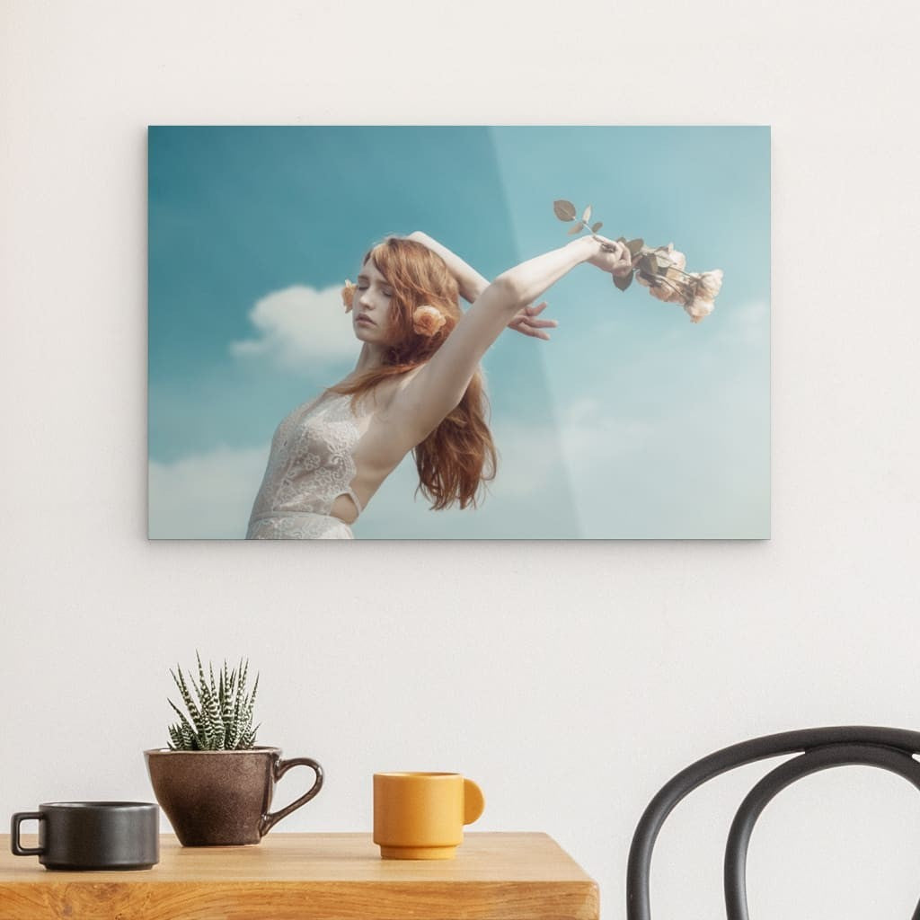 Eine Frau hält einen Strauß „Roses & Freedom“ in ihren Händen auf einem Tisch und präsentiert poetische Kunstartikel.