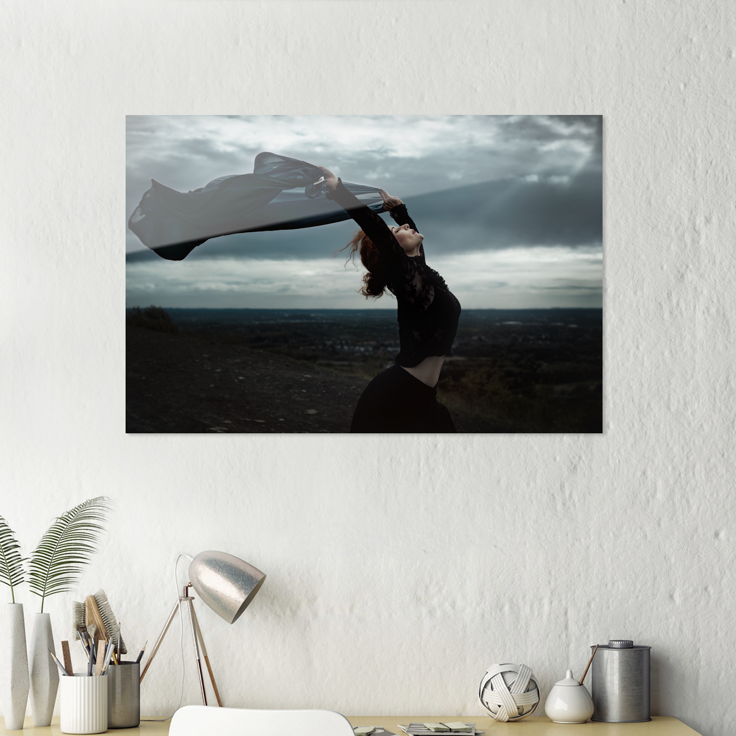 Ein schwarz-weißes Poetry-Slam-Poster mit dem Titel „Leave the Shadows Behind“ von Mid June Photography – Kunstdruck auf Metall – 60 x 40 cm, als Merchandise erhältlich.