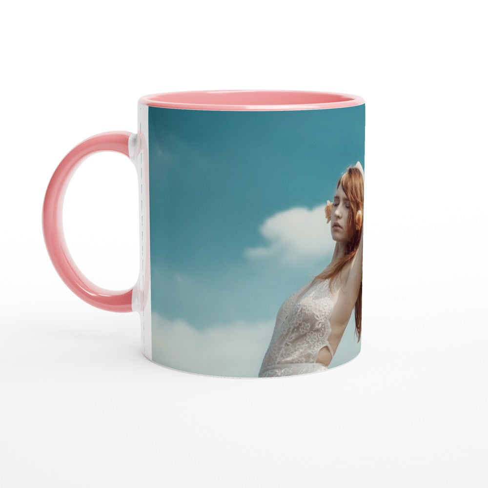 Eine vom Poetry Slam inspirierte Kaffeetasse von Kunst-Fotografie mit dem Artwork „Roses & Freedom“, das eine Frau in einem weißen Kleid zeigt.