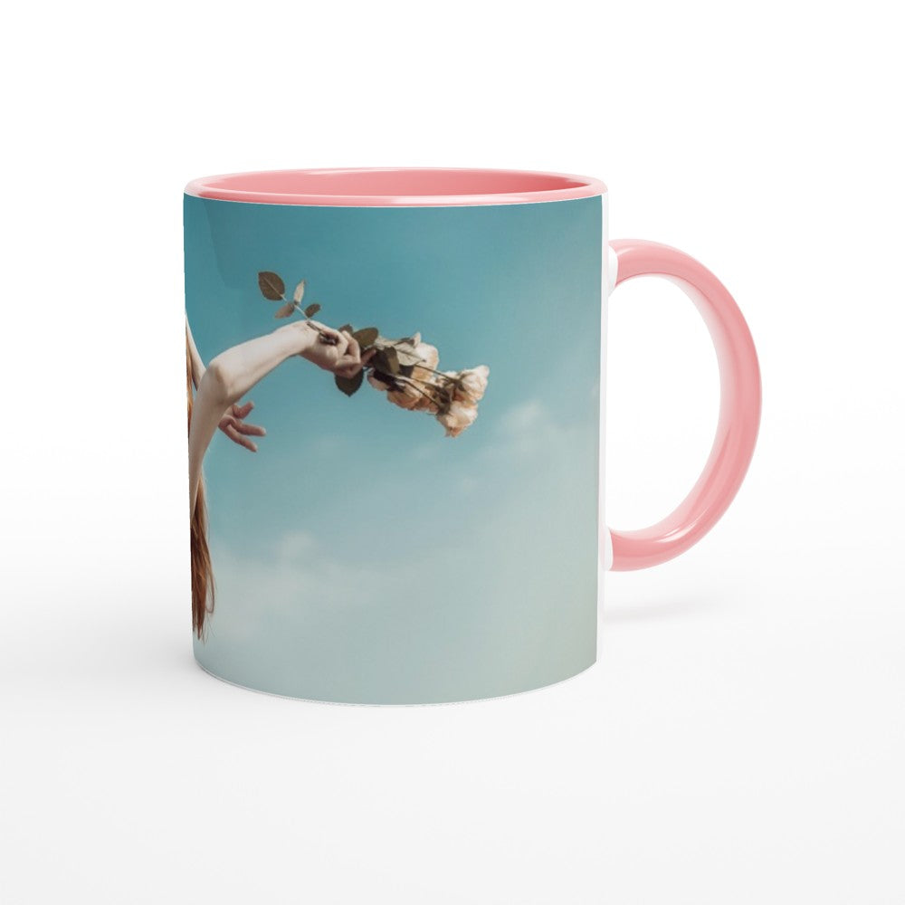 Eine rosa Tasse von Artbookings/Gelato mit dem Foto eines Mädchens, das eine Blume hält – Kaffeetasse mit Kunst-Fotografie – „Roses & Freedom“ – Mitte Juni fotografiert