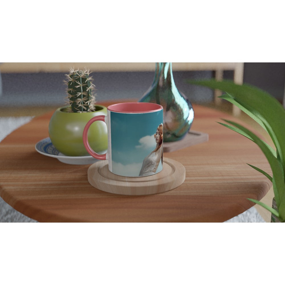 Ein vom Poetry Slam inspiriertes Merchandise mit „Roses & Freedom“-Kunstwerken auf einer Fotografie-Kaffeetasse Mitte Juni.