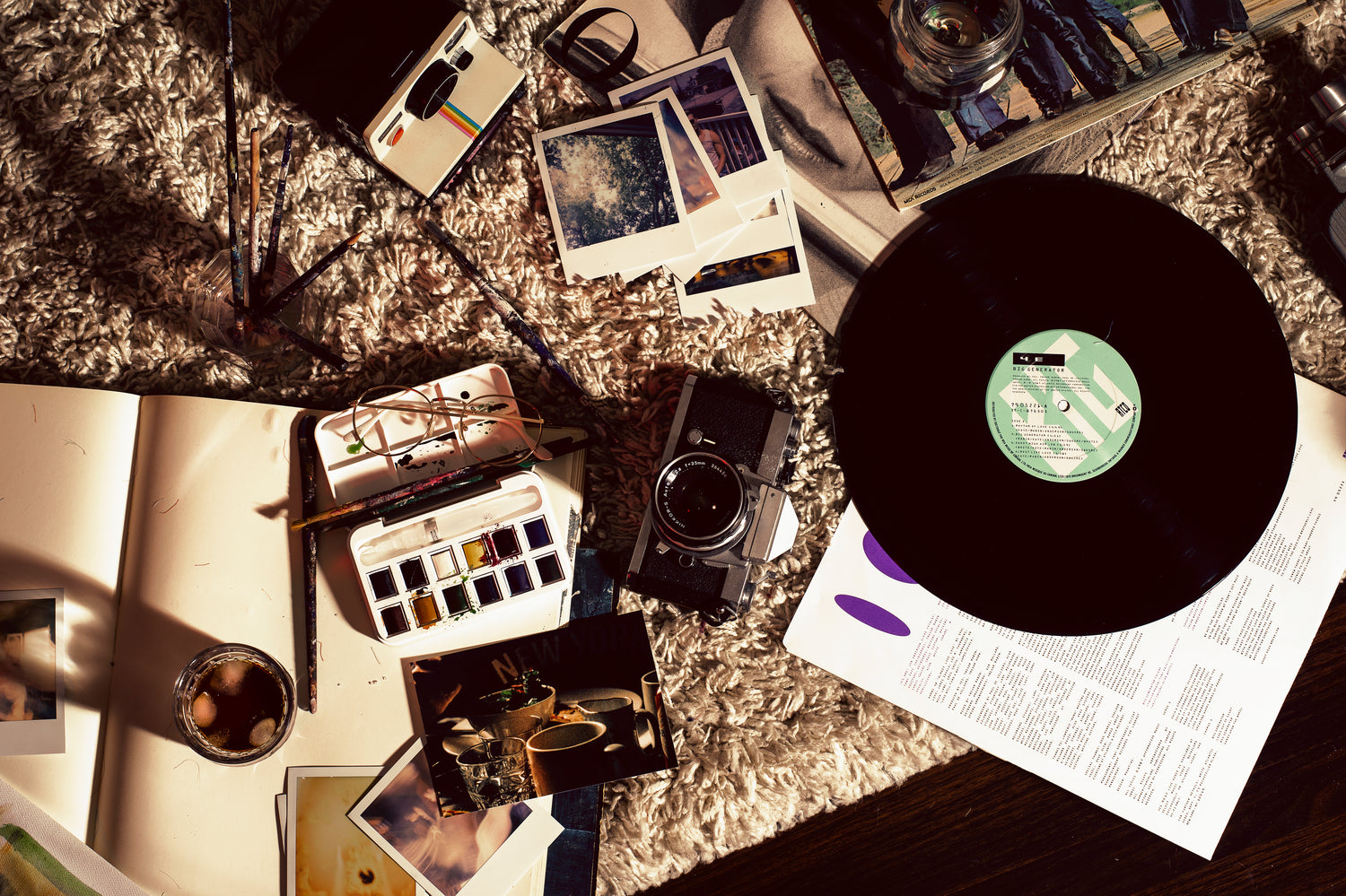 Schallplatten, Fotos und Kreativität auf einem Teppich - Titelbold für den Artbookings-Shop