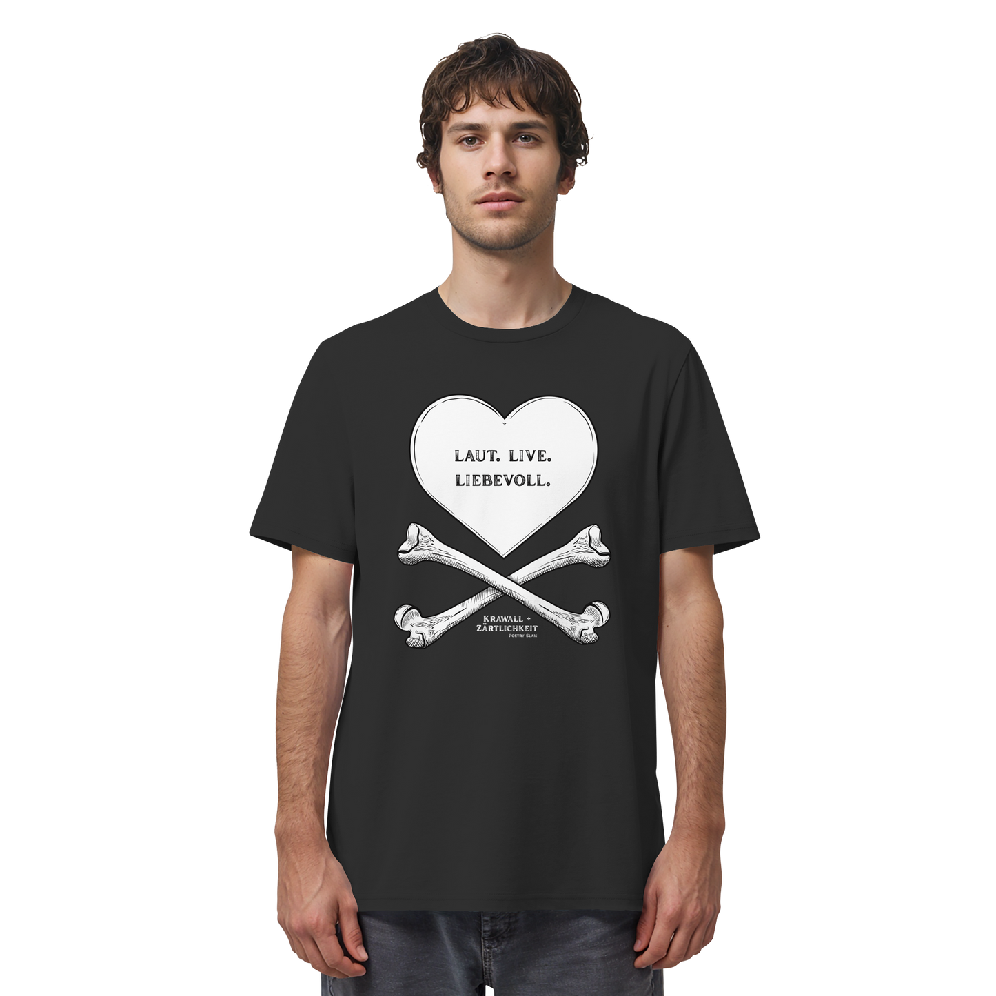 Ein Mann trägt das „Laut. Live. Liebevoll. – T-Shirt mit Statement | Weiß auf Schwarz“ von Artbookings/Shirtigo – ein schwarzes Shirt mit einem weißen Herz über gekreuzten Knochen, in dessen Inneren die Worte „Laut. Live. Liebevoll.“ stehen und das den kühnen Geist von „Krawall + Zärtlichkeit“ verkörpert – ideal für Fans des Poetry Slam Essen.