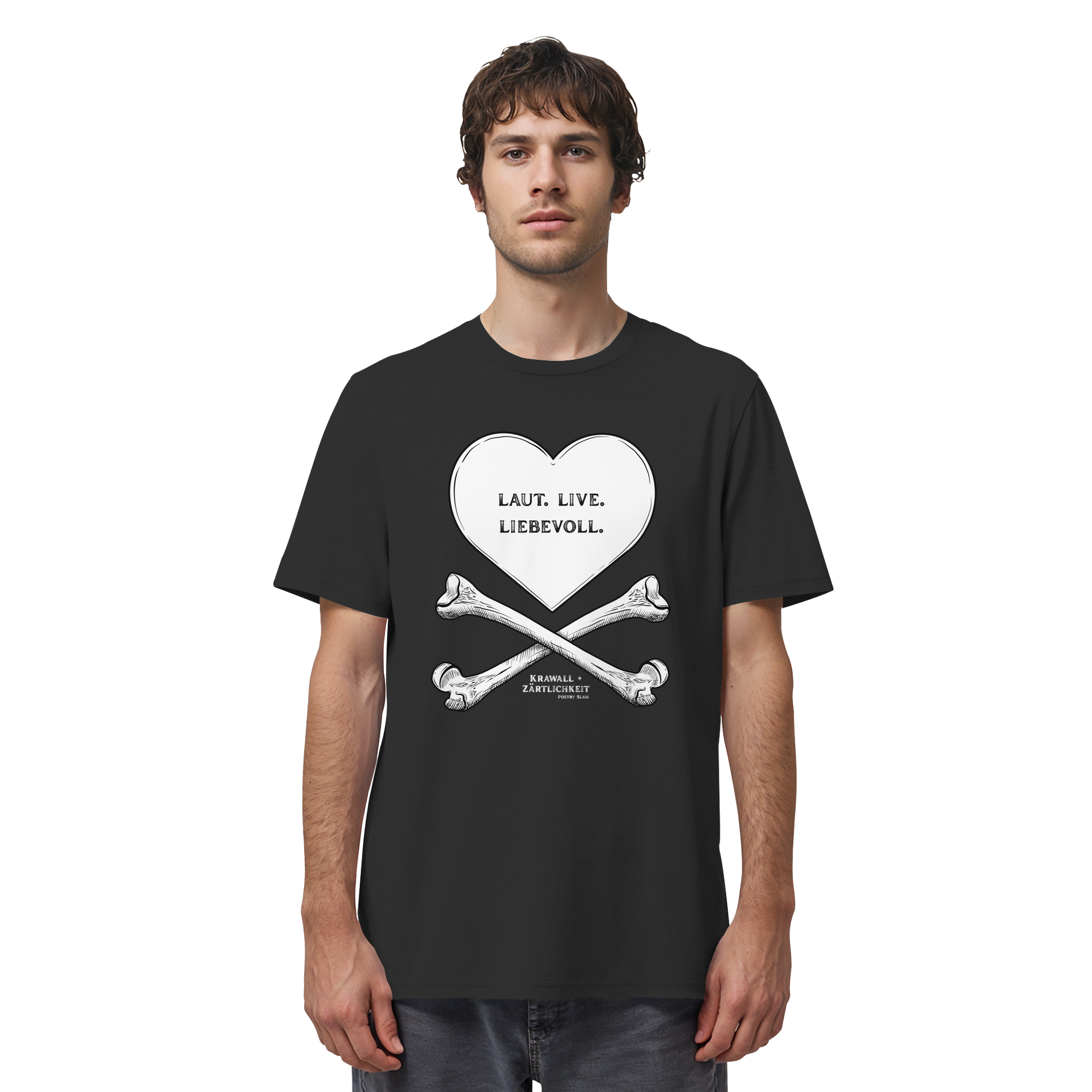 Ein Mann trägt das „Laut. Live. Liebevoll. – T-Shirt mit Statement | Weiß auf Schwarz“ von Artbookings/Shirtigo – ein schwarzes Shirt mit einem weißen Herz über gekreuzten Knochen, in dessen Inneren die Worte „Laut. Live. Liebevoll.“ stehen und das den kühnen Geist von „Krawall + Zärtlichkeit“ verkörpert – ideal für Fans des Poetry Slam Essen.