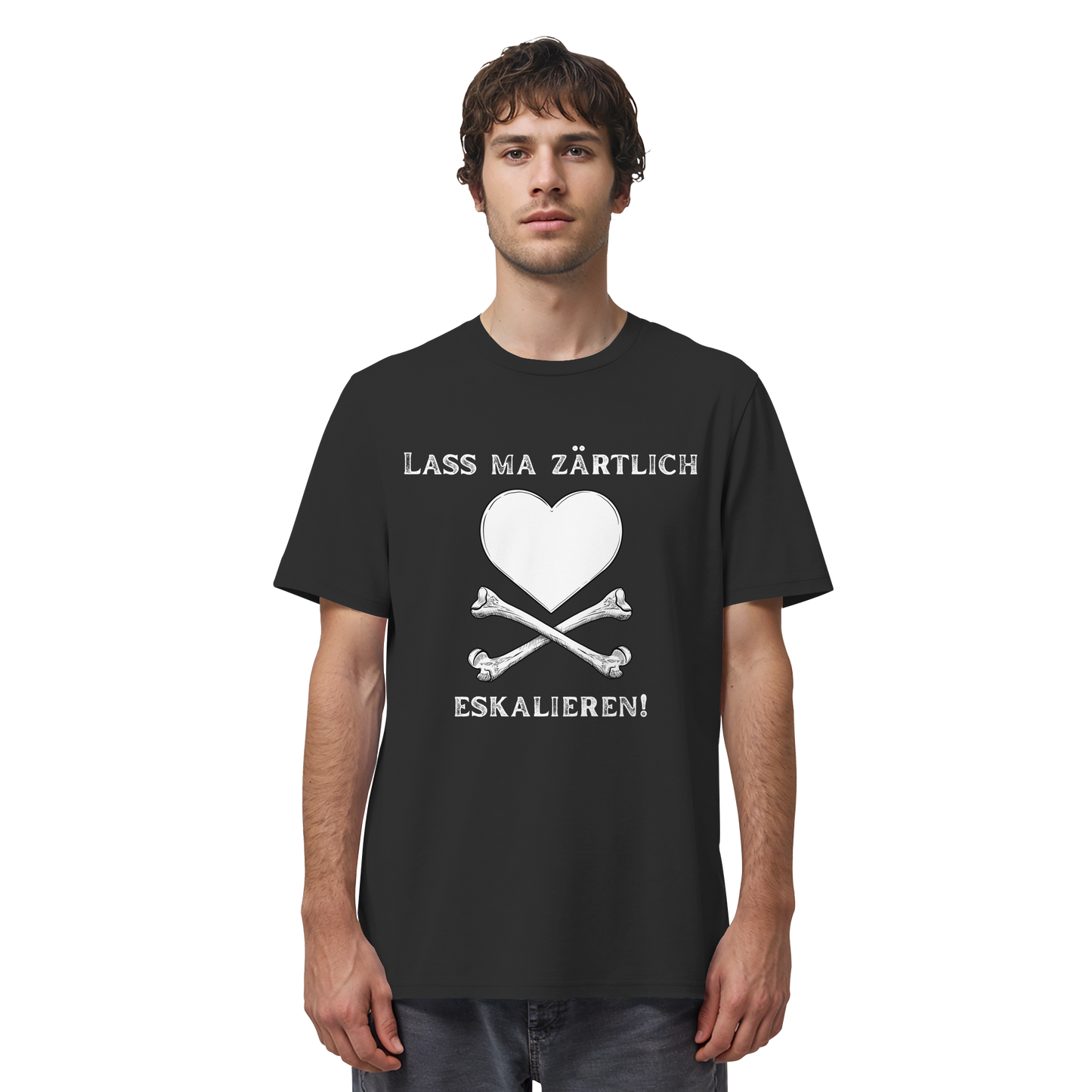 Ein Mann trägt das T-Shirt zum Krawall + Zärtlichkeit-Poetry-Slam „Lass ma zärtlich eskalieren!“ von Artbookings/Shirtigo mit einem schwarzen Motiv, das ein weißes Herz und gekreuzte Knochen sowie deutschen Text zeigt, hergestellt in Bio-Qualität – ideal für Fans des Poetry Slam Essen.