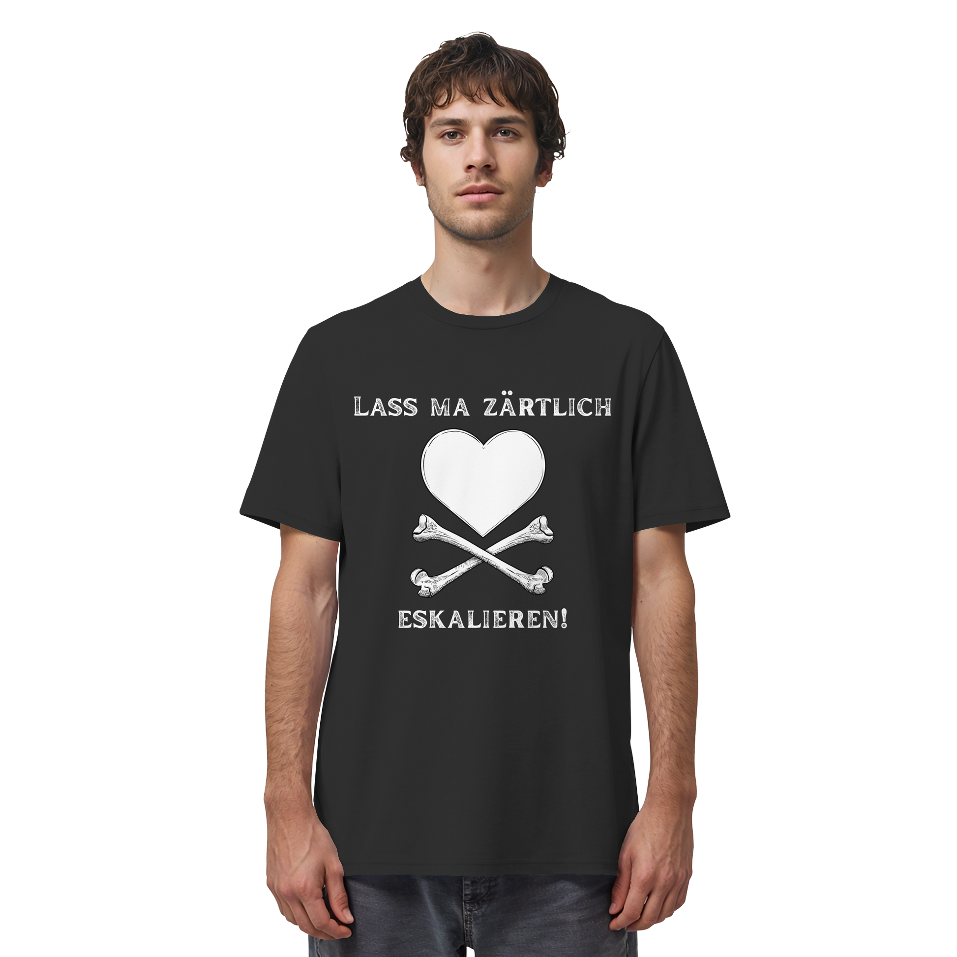 Ein Mann trägt das T-Shirt zum Krawall + Zärtlichkeit-Poetry-Slam „Lass ma zärtlich eskalieren!“ von Artbookings/Shirtigo mit einem schwarzen Motiv, das ein weißes Herz und gekreuzte Knochen sowie deutschen Text zeigt, hergestellt in Bio-Qualität – ideal für Fans des Poetry Slam Essen.