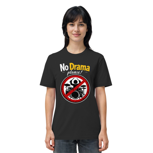 Eine Frau trägt ein T-Shirt aus Bio-Baumwolle mit dem ironischen Spruch: „No drama please!“ | Dating / psychische Gesundheit, auf dem ein Schlagzeug in einem roten Verbotsschild abgebildet ist.