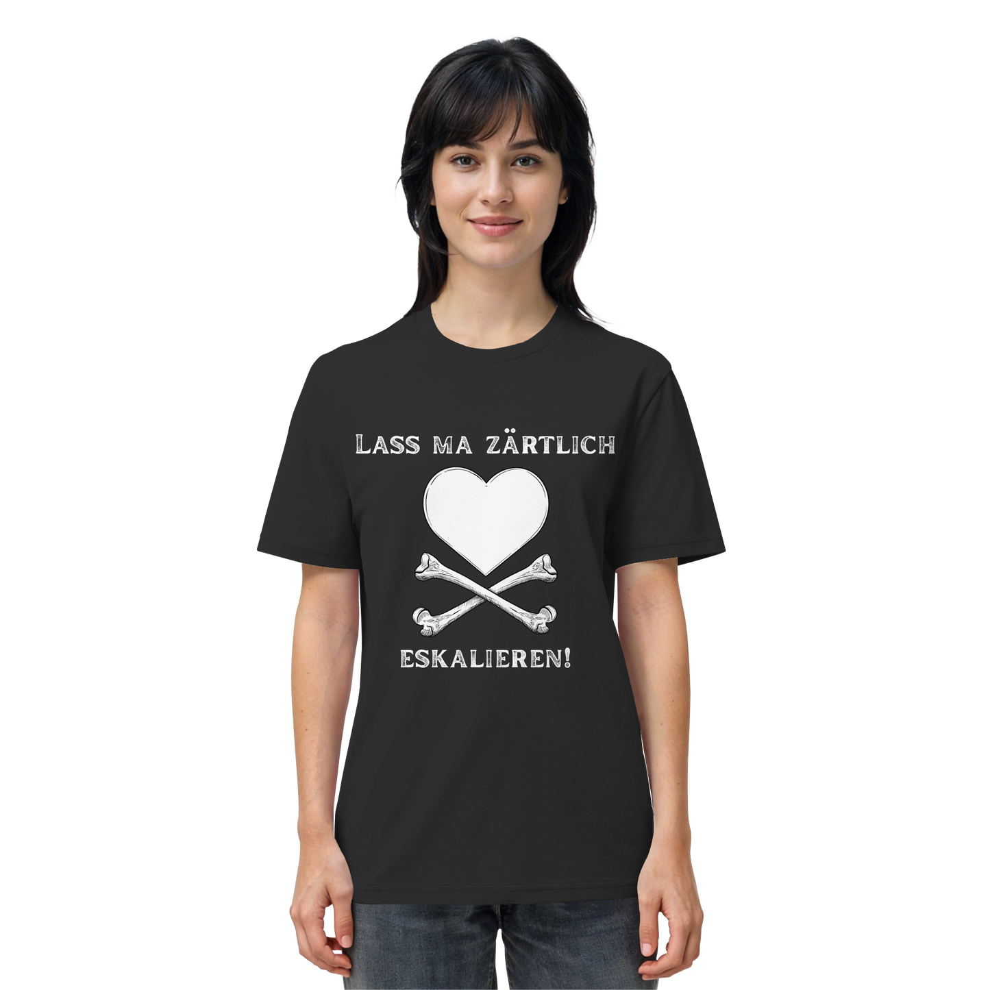 Ich trage das „Krawall + Zärtlichkeit“-Poetry-Slam-T-Shirt „Lass ma zärtlich eskalieren!“ in Bio-Qualität von Artbookings/Shirtigo – schwarz mit einem weißen Herz und gekreuzten Knochen, inspiriert von Veranstaltungen wie dem Poetry Slam Essen.
