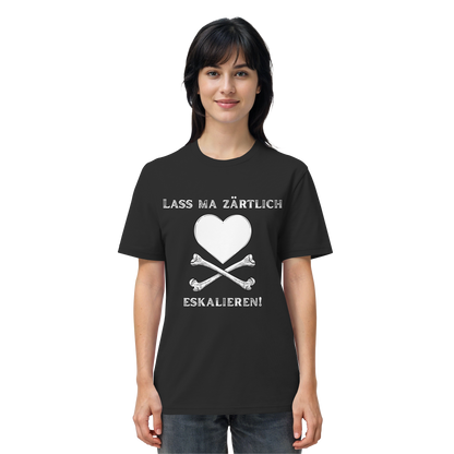 Ich trage das „Krawall + Zärtlichkeit“-Poetry-Slam-T-Shirt „Lass ma zärtlich eskalieren!“ in Bio-Qualität von Artbookings/Shirtigo – schwarz mit einem weißen Herz und gekreuzten Knochen, inspiriert von Veranstaltungen wie dem Poetry Slam Essen.