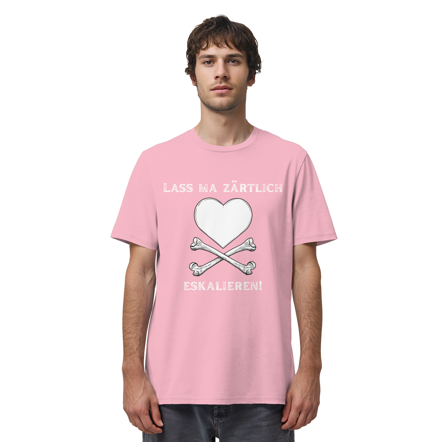 Ein Mann trägt das T-Shirt „Krawall + Zärtlichkeit Poetry Slam – Lass ma zärtlich eskalieren!“ in Bio-Qualität von Artbookings/Shirtigo – ideal für Fans oder Besucher des Poetry Slam Essen.