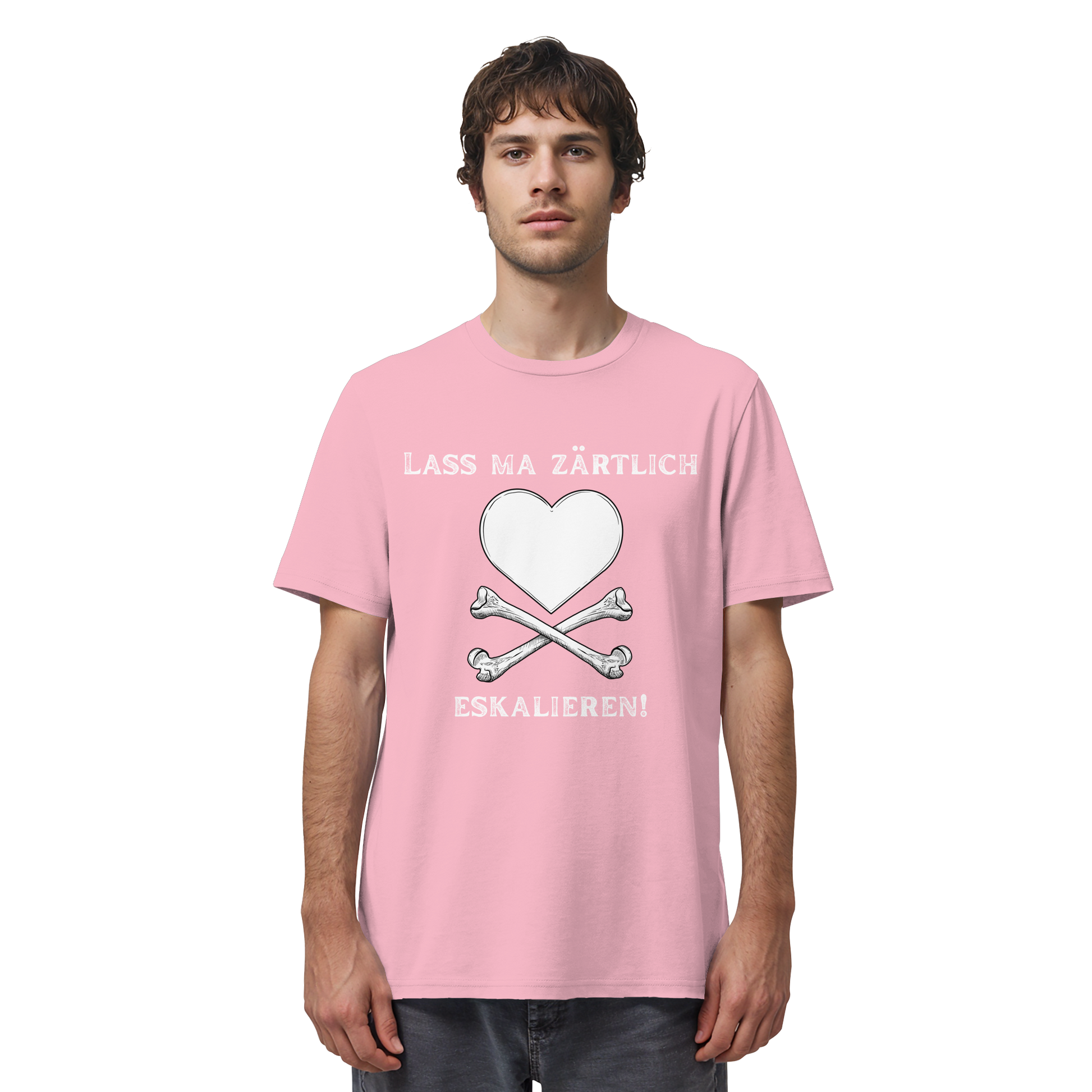 Ein Mann trägt das T-Shirt „Krawall + Zärtlichkeit Poetry Slam – Lass ma zärtlich eskalieren!“ in Bio-Qualität von Artbookings/Shirtigo – ideal für Fans oder Besucher des Poetry Slam Essen.