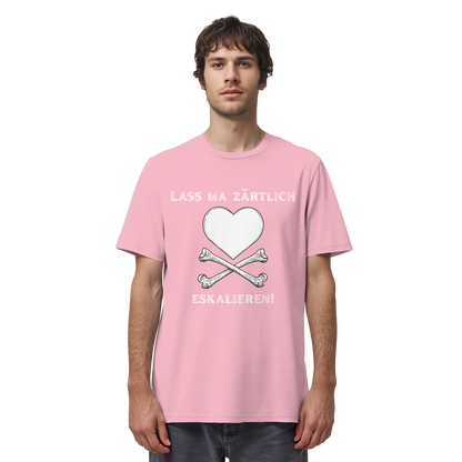 Ein Mann trägt das T-Shirt „Krawall + Zärtlichkeit Poetry Slam – Lass ma zärtlich eskalieren!“ in Bio-Qualität von Artbookings/Shirtigo – ideal für Fans oder Besucher des Poetry Slam Essen.