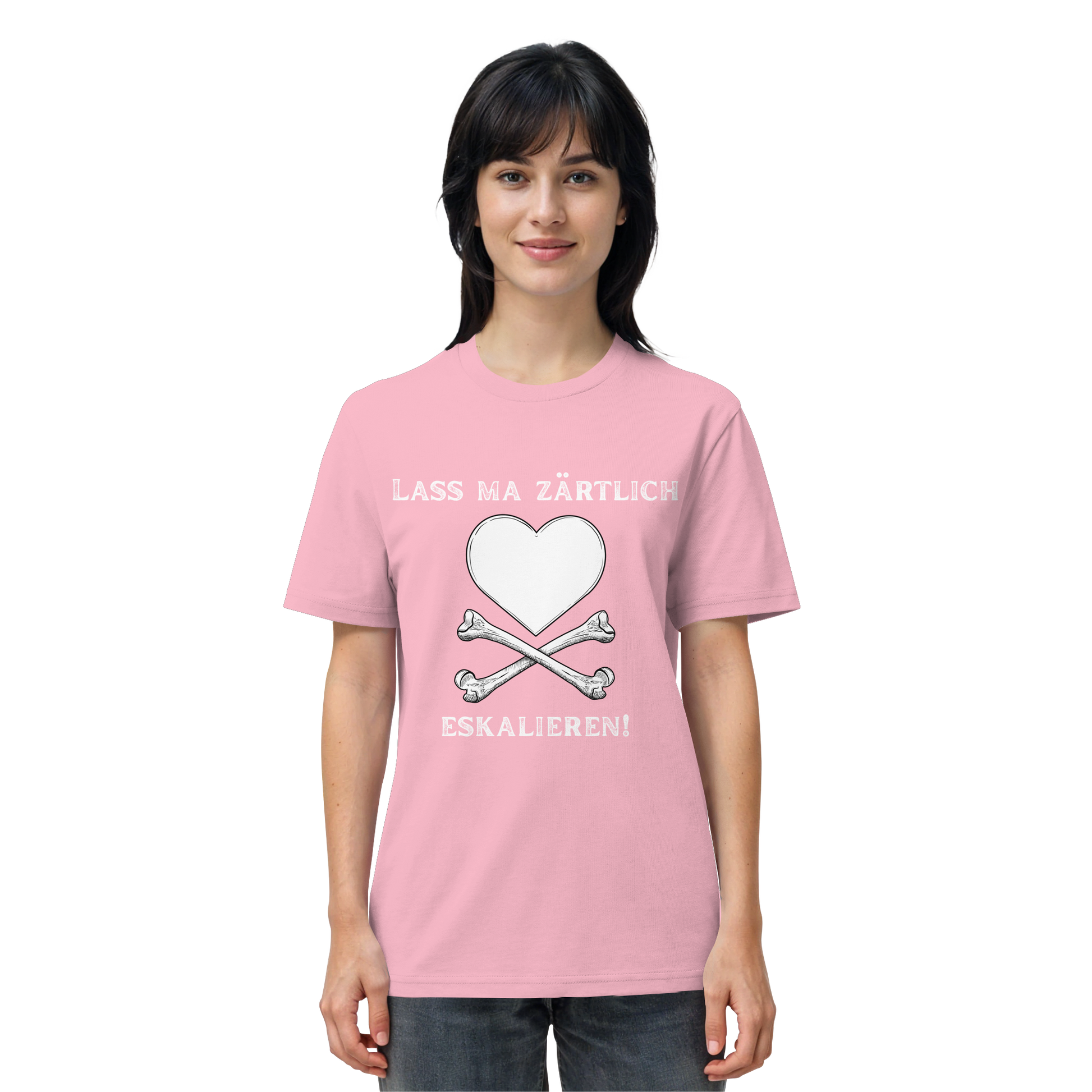 Eine Frau trägt das T-Shirt „Lass ma zärtlich eskalieren!“ von Artbookings/Shirtigo zum Poetry Slam „Krawall + Zärtlichkeit“ in Bio-Qualität, das mit einem rosa Motiv mit Herz, gekreuzten Knochen und einem deutschen Slogan bedruckt ist.