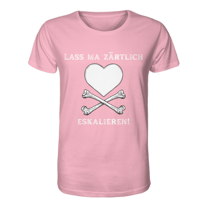 Das „Krawall + Zärtlichkeit Poetry Slam – Lass ma zärtlich eskalieren!“ Bio-T-Shirt von Artbookings/Shirtigo zeigt ein pinkfarbenes Motiv mit einem weißen Herz, zwei gekreuzten Knochen und dem Spruch – ideal für Fans des Poetry Slam Essen.