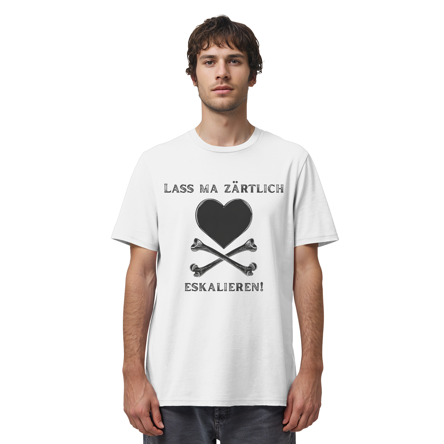 Person trägt ein weißes Bio-Shirt mit schwarzem „Lass ma zärtlich eskalieren!“-Motiv von Krawall + Zärtlichkeit – klares Statement für Poetry-Slam-Fans und Menschen mit Herz.