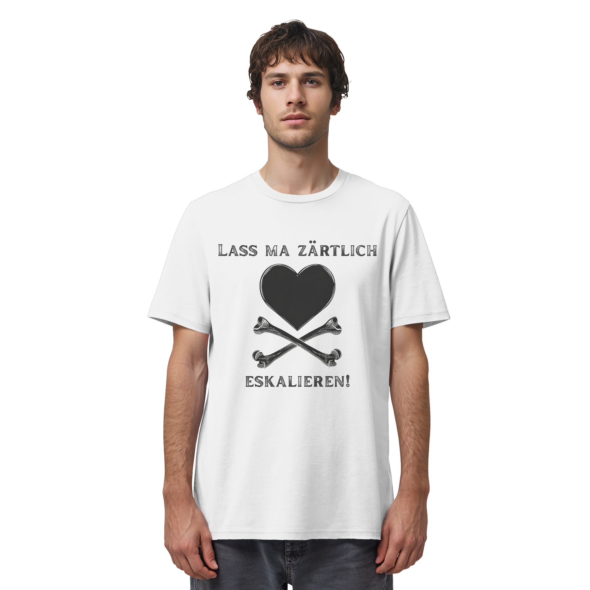 Person trägt ein weißes Bio-Shirt mit schwarzem „Lass ma zärtlich eskalieren!“-Motiv von Krawall + Zärtlichkeit – klares Statement für Poetry-Slam-Fans und Menschen mit Herz.