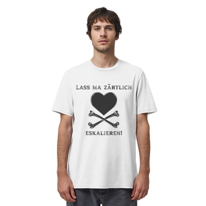 Person trägt ein weißes Bio-Shirt mit schwarzem „Lass ma zärtlich eskalieren!“-Motiv von Krawall + Zärtlichkeit – klares Statement für Poetry-Slam-Fans und Menschen mit Herz.