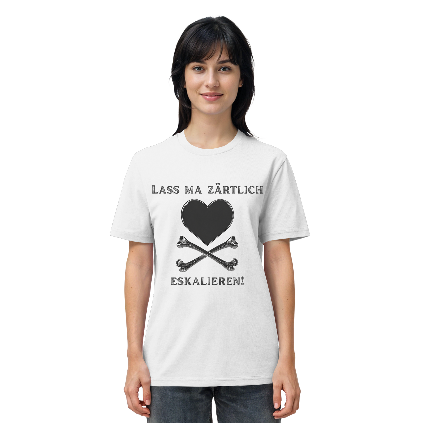 Frontansicht des weißen Statement-Shirts „Lass ma zärtlich eskalieren!“ mit schwarzem Druck, Herz und gekreuzten Knochen – Artbookings-Merch zu Krawall + Zärtlichkeit.