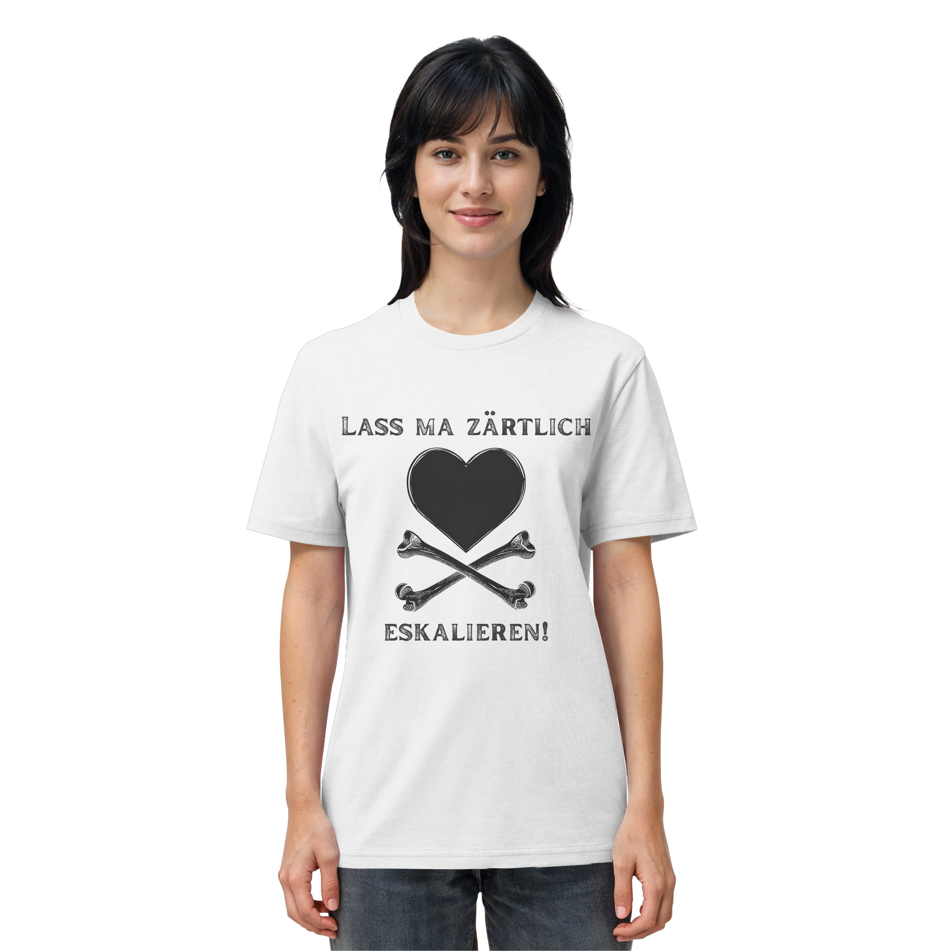 Frontansicht des weißen Statement-Shirts „Lass ma zärtlich eskalieren!“ mit schwarzem Druck, Herz und gekreuzten Knochen – Artbookings-Merch zu Krawall + Zärtlichkeit.