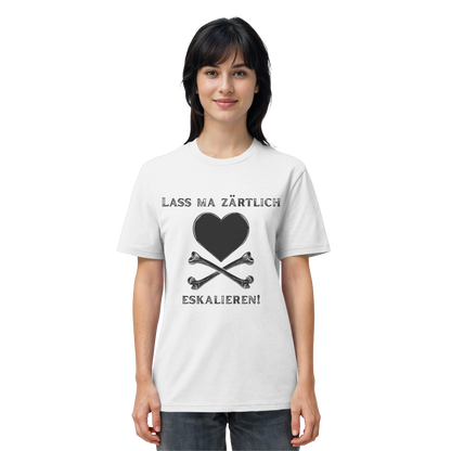 Frontansicht des weißen Statement-Shirts „Lass ma zärtlich eskalieren!“ mit schwarzem Druck, Herz und gekreuzten Knochen – Artbookings-Merch zu Krawall + Zärtlichkeit.