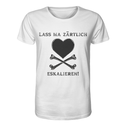 Weißes Krawall + Zärtlichkeit T-Shirt mit schwarzem „Lass ma zärtlich eskalieren!“-Print – Bio-Qualität, Poetry-Slam-Merch und liebevoller Krawall zum Anziehen.