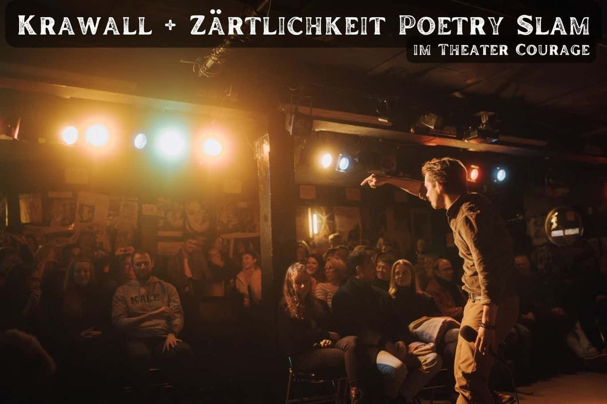 Moderator Zwergriese zeigt beim Krawall + Zärtlichkeit Poetry Slam im vollen Theater Courage in Essen-Rüttenscheid ins Publikum (Foto: Mid June Photography)