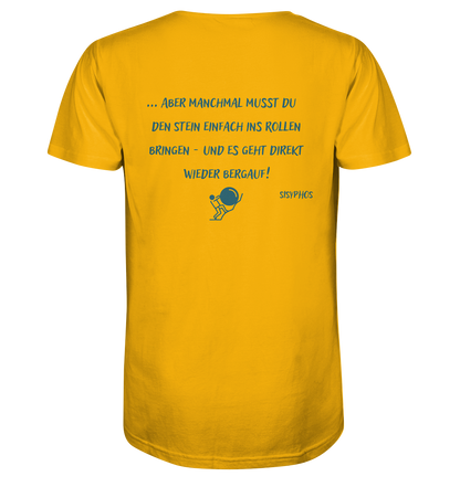 Ein gelbes T-Shirt mit einem poetischen Zitat von Sisyphos - Kraftakt / Tragik des Lebens - Variante Berg | Bio-Shirt von Artbookings, ideal für Poetry-Slam-Merchandise.