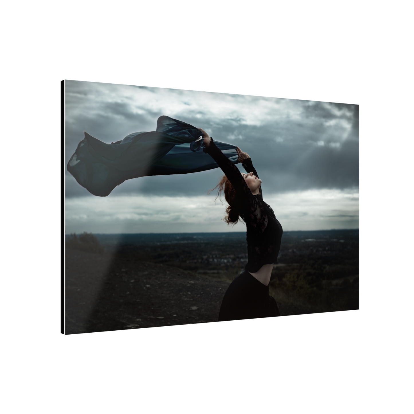 Eine Frau hält einen Schal mit der Aufschrift „Leave the Shadows Behind“ – Mid June Photography – Kunstdruck in die Luft.