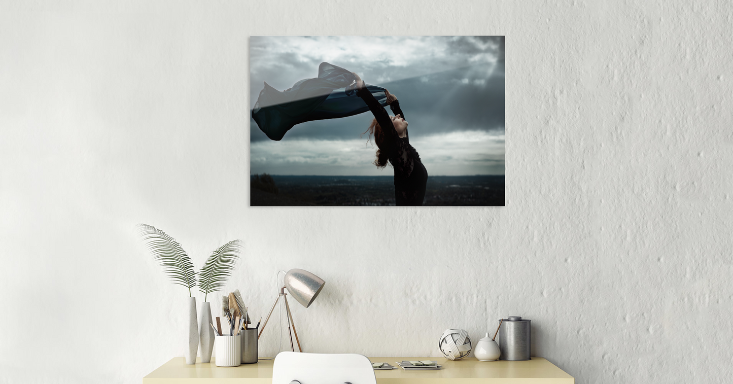 Eine Frau hält eine Fahne in die Luft – „Leave the Shadows Behind“ von Mid June Photography – Kunstwerke auf Metall – 60 x 40 cm Merchandise von Artbookings/Pican