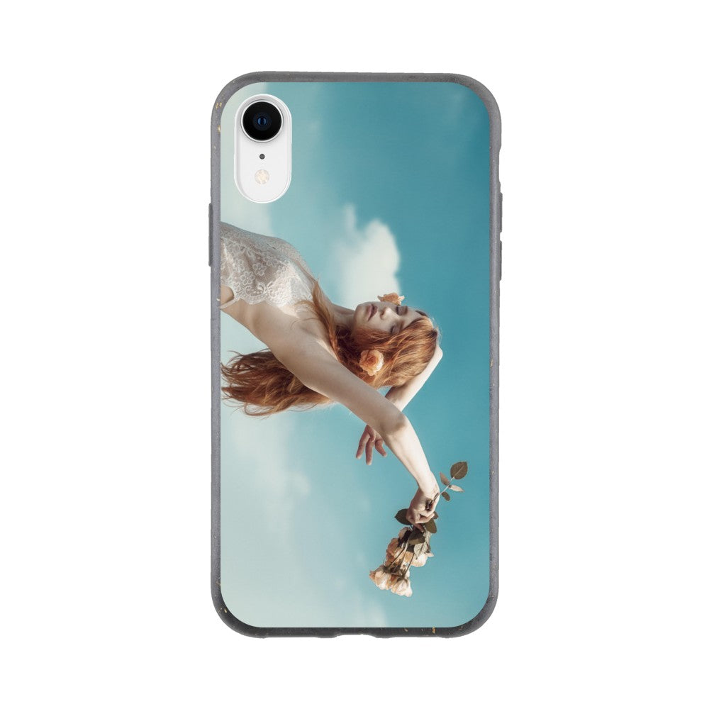 Ein Merchandise-Produkt mit einem Kunstdruckbild eines in den Himmel fliegenden Mädchens aus der „Roses & Freedom“-Kollektion von Artbookings/Gelato.
