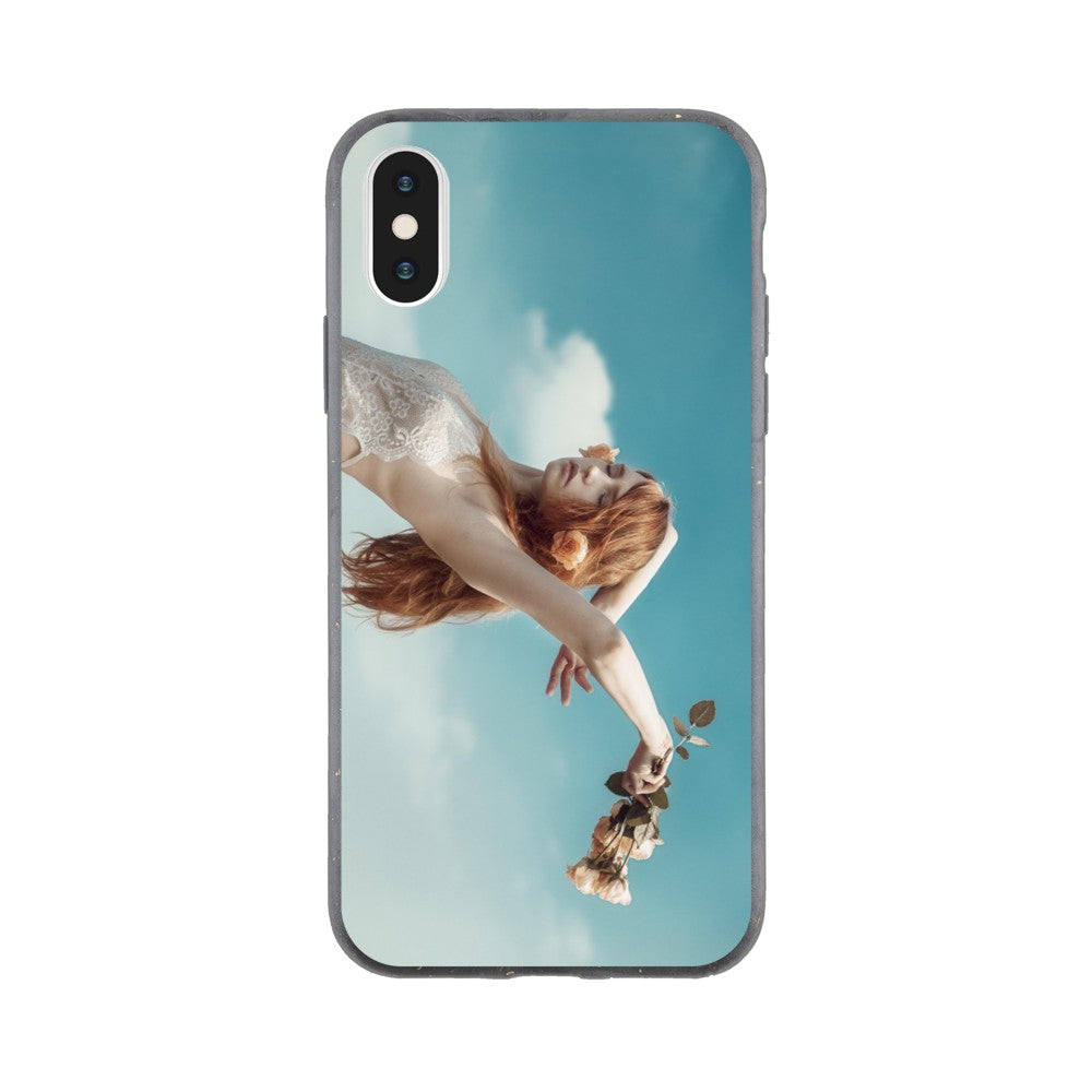 Eine iPhone-Handyhülle mit einem kunstdrucke Bild eines in der Luft fliegenden Mädchens der Marke Artbookings/Gelato.