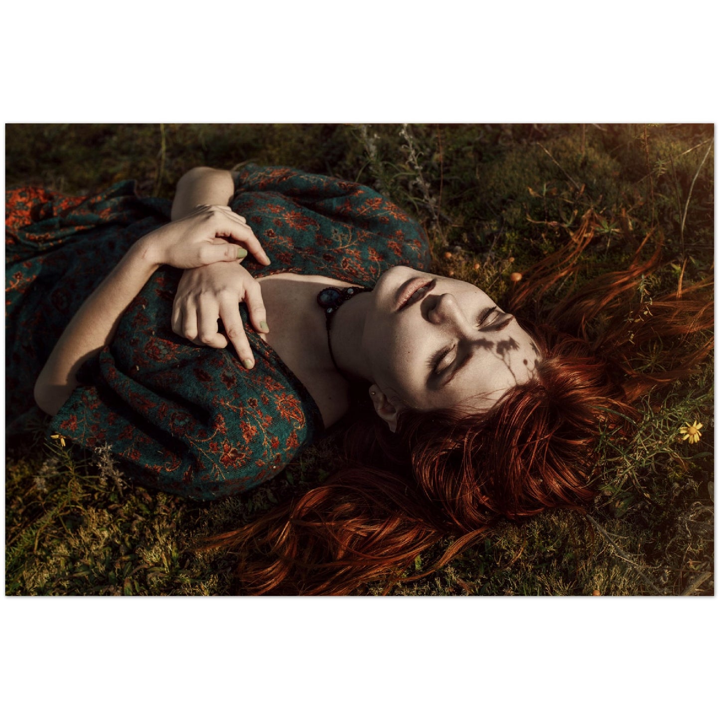 Eine rothaarige Frau, die im Gras liegt, mit „My Place for Eternity“ von Mid June Photography – Kunstdruck auf Holz, einem von Artbookings präsentierten Kunstwerk